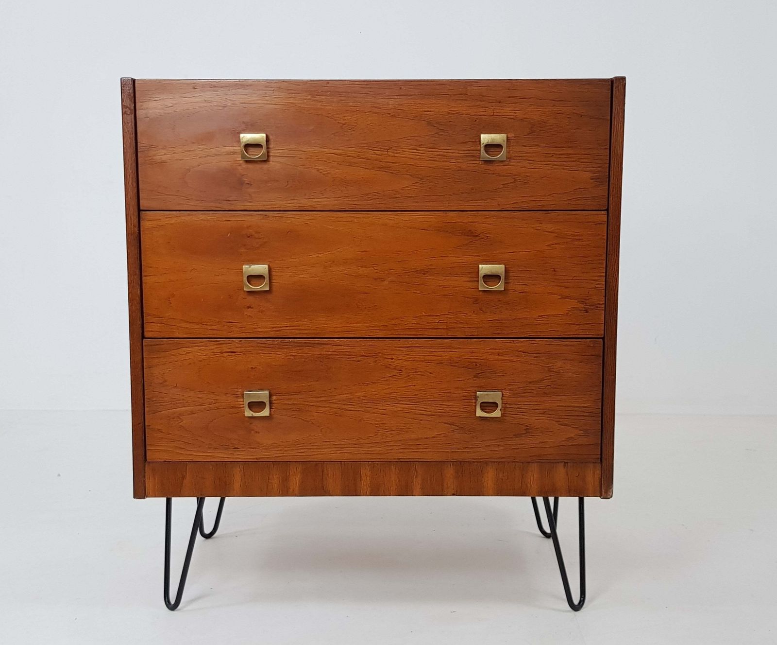 Mid Century Oak Chest Of Drawers photo vinterior