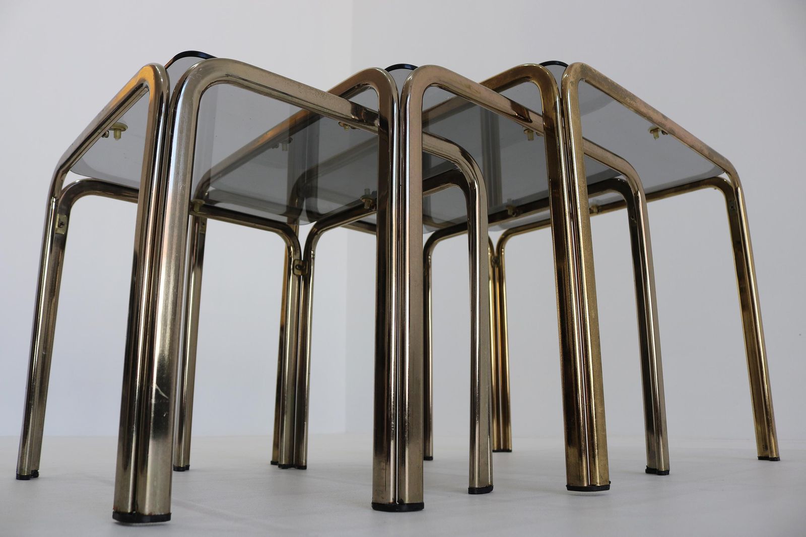 photo vinterior Vintage Mid Century Modern Rookglazen Bijzettafels – Goudkleurig Messing, Set Van 3 – Veelzijdige Salon  En Bijzettafels – Retro Italiaans Design
