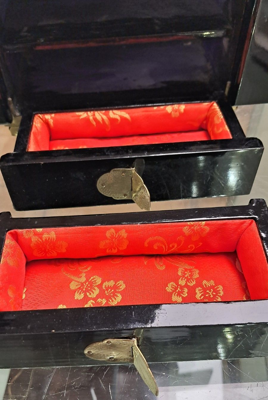 photo furniture Vintage Mid Century Chinese Black Lacquered & Brass Jewellery Box