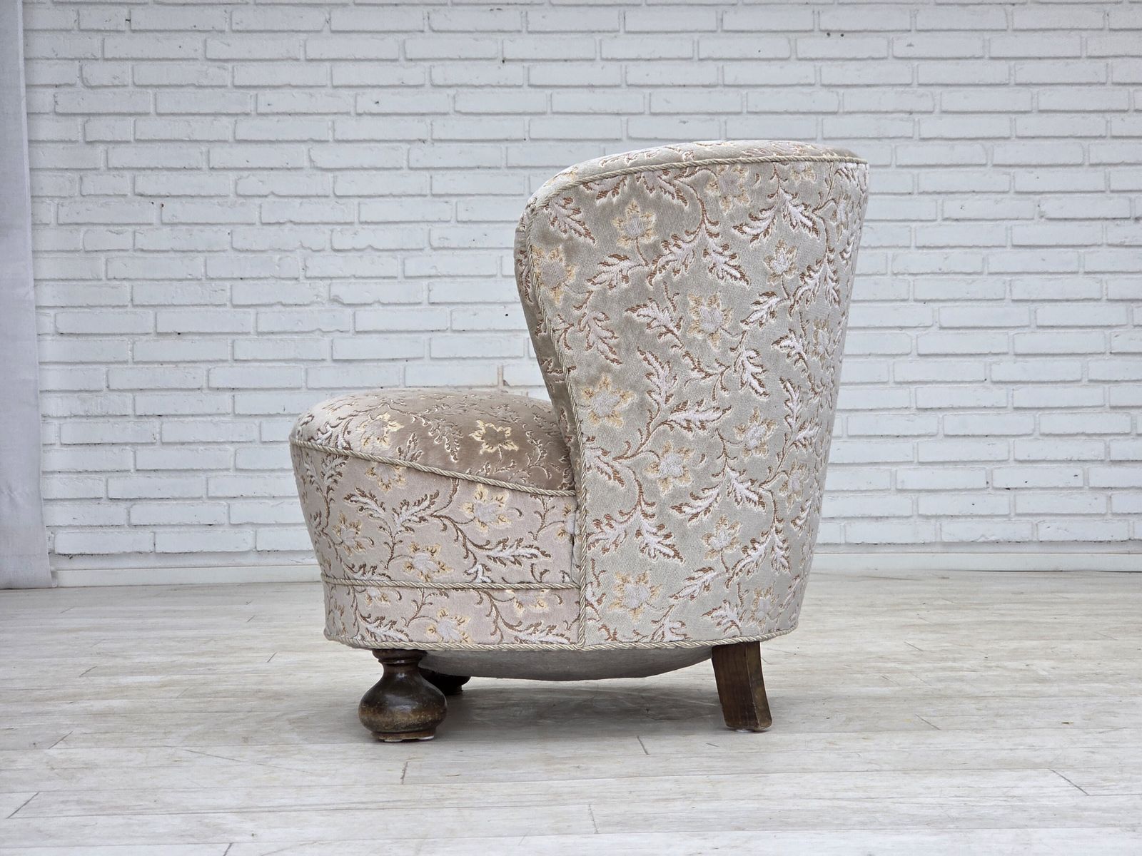 photo vintage 1970s, Danish Curved Armchair, Original Light Green/Gray Furniture Velour.
