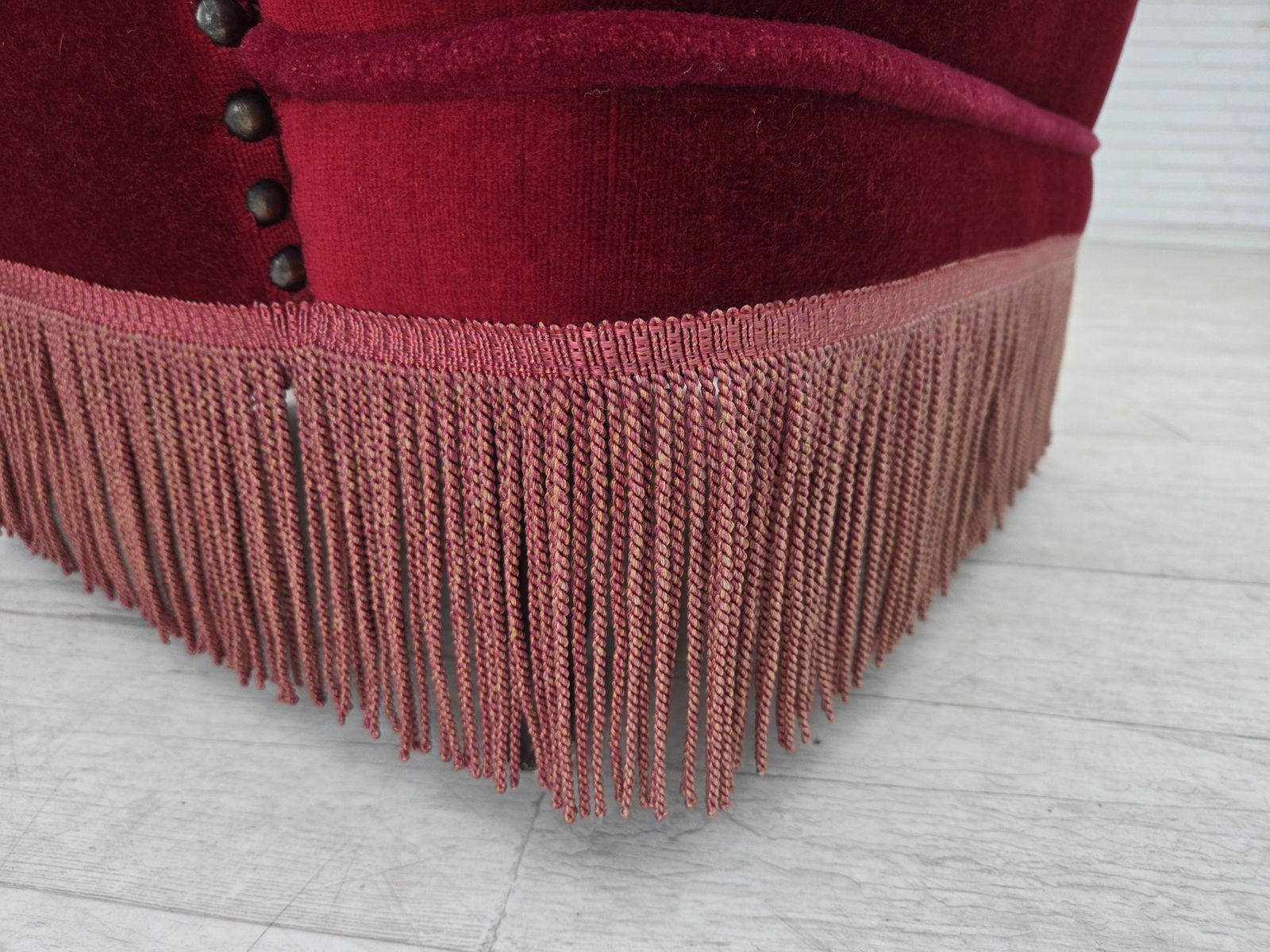Ca. Jaren 1960, Deense Fauteuil, Rood Meubelvelours, Beukenhouten Poten. photo vinterior