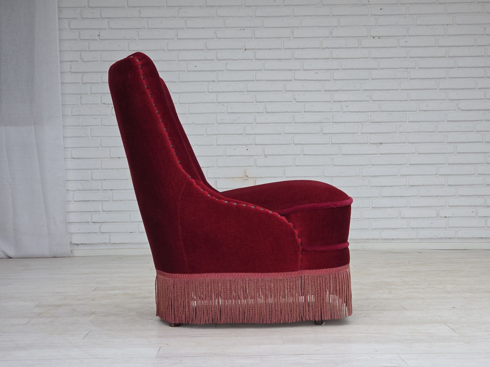 photo furniture Ca. Jaren 1960, Deense Fauteuil, Rood Meubelvelours, Beukenhouten Poten.