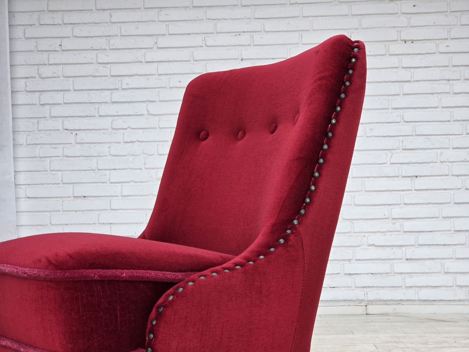 photo vintage Ca. Jaren 1960, Deense Fauteuil, Rood Meubelvelours, Beukenhouten Poten.