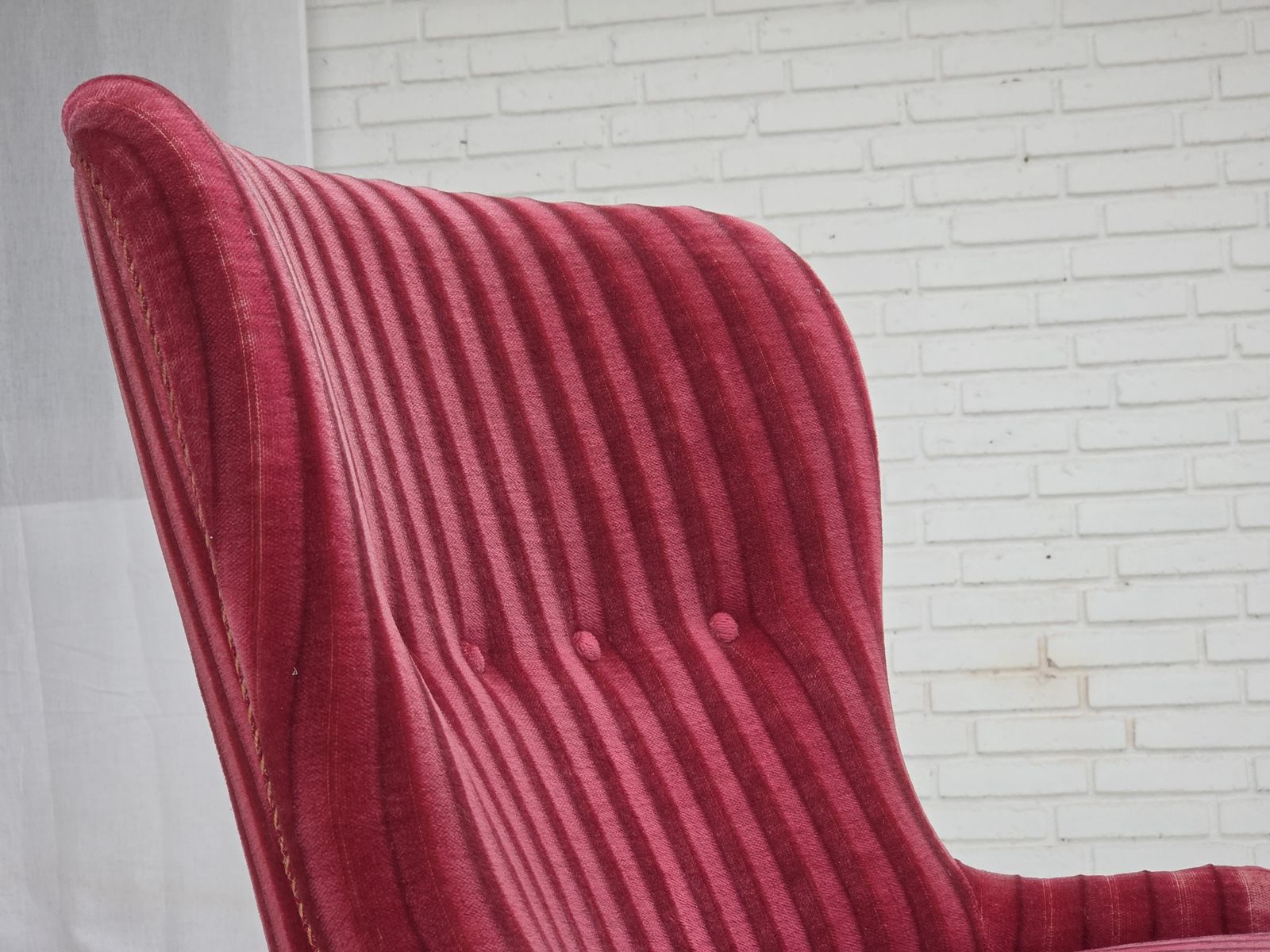 Ca. Jaren 1960, Deense Fauteuil, Gestreept Rood Meubelvelours. photo Meubels