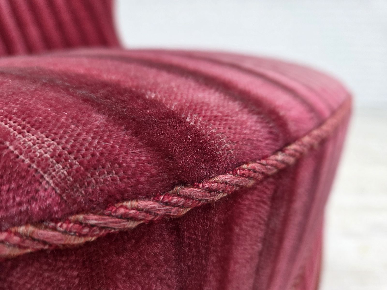 Ca. Jaren 1960, Deense Fauteuil, Gestreept Rood Meubelvelours. photo 690.0
