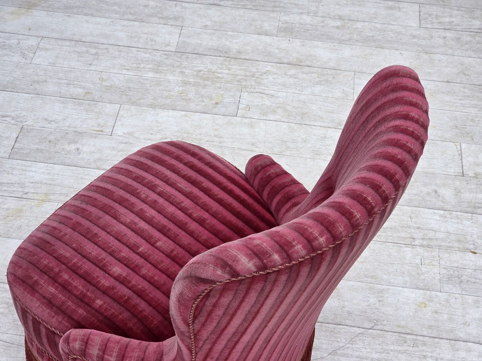 photo vinterior 1960s, Danish Armchair, Original Striped Red Furniture Velour.