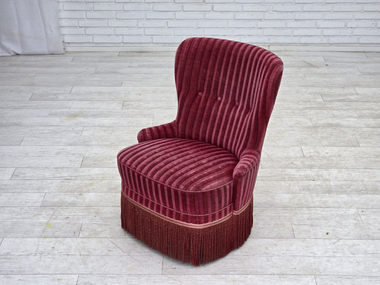photo buy Ca. Jaren 1960, Deense Fauteuil, Gestreept Rood Meubelvelours.