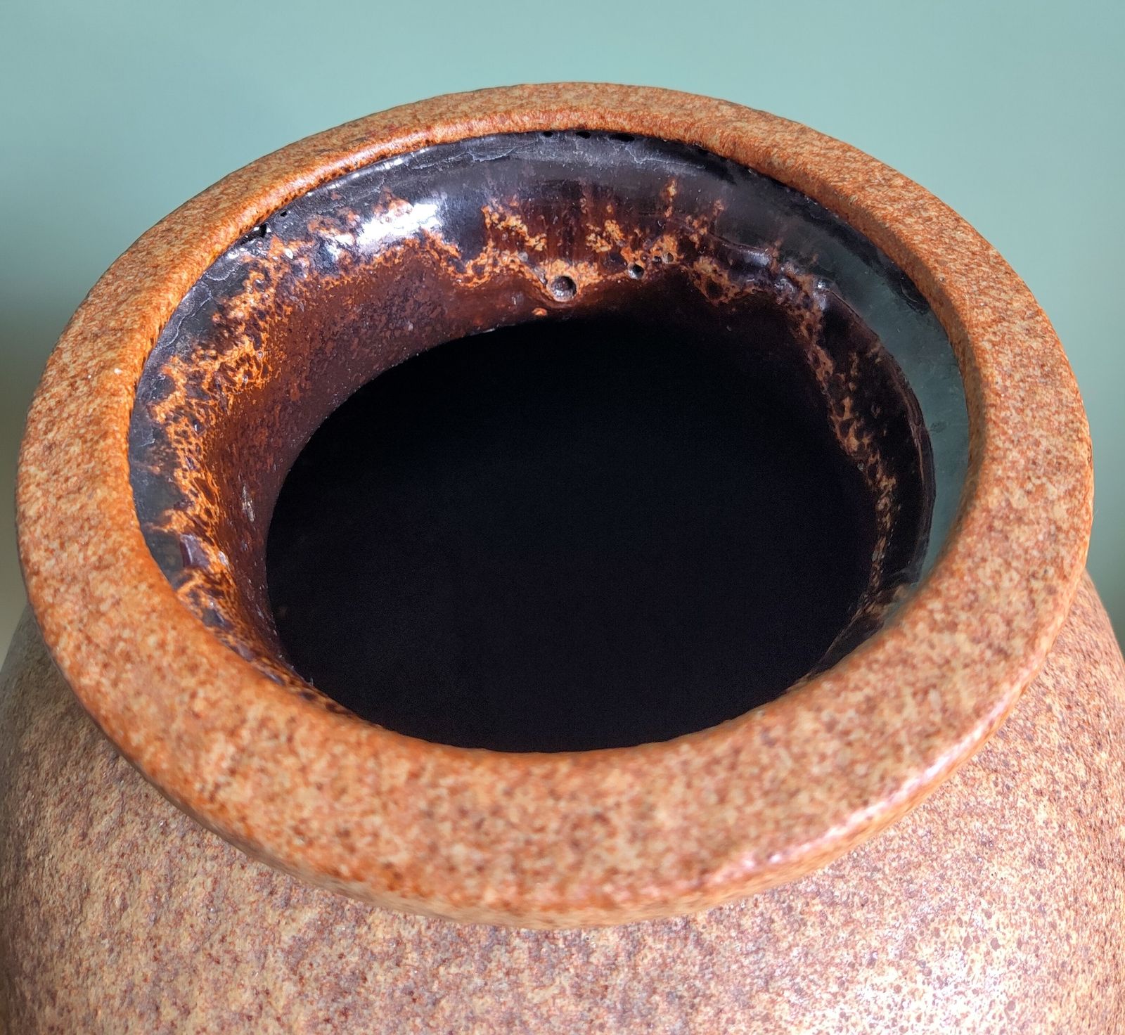 photo furniture Dümler & Breiden 670‑41 Mid‑Century Floor Vase With Subtle Green‑Blue Accents On Fat‑Lava Base (41 Cm)