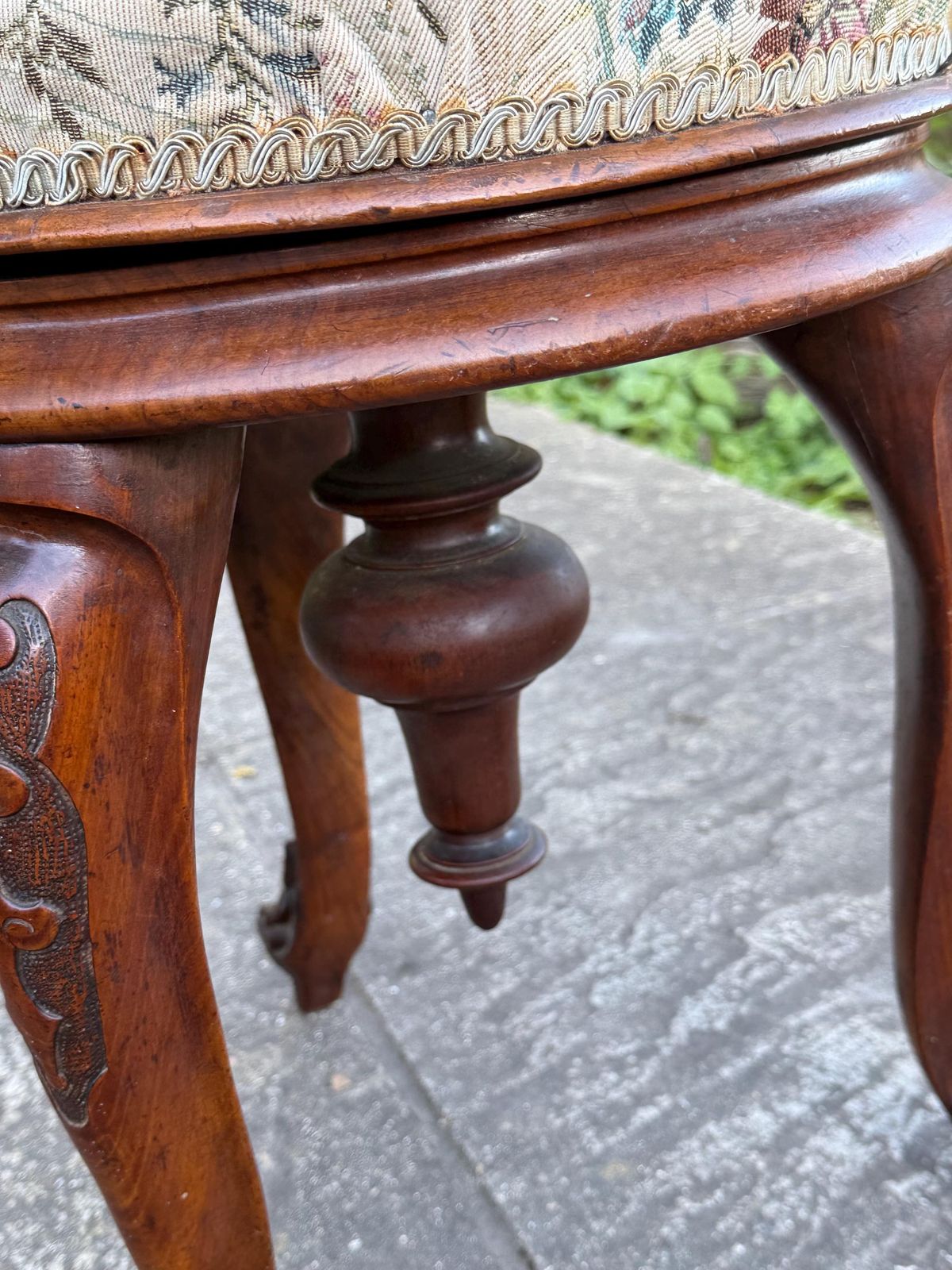 Early 20th Century Adjustable Piano Stool – Victorian Revival Carved Walnut Seat, C.1920–30 photo vinterior