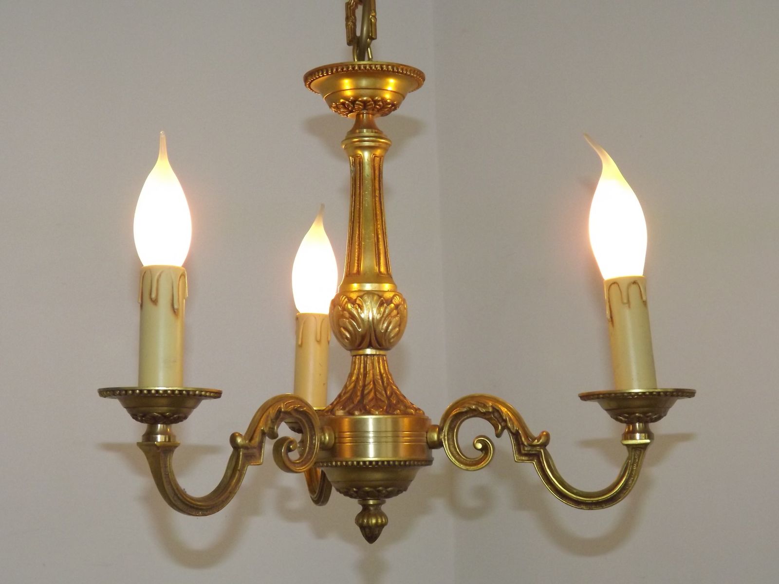 photo buy Franse Mid-Century bronzen kroonluchter met 3 lichtpunten, traditionele stijl