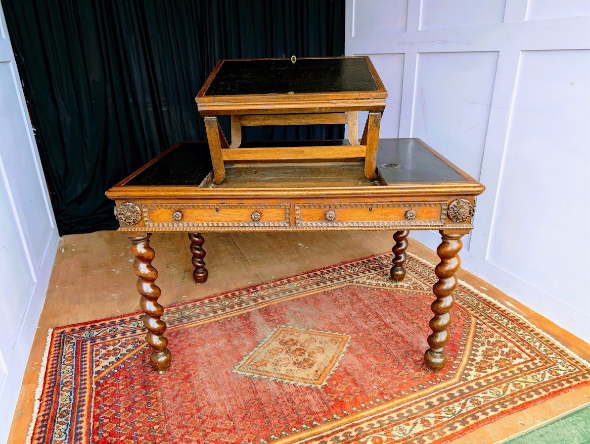 photo vinterior A Unique And Bespoke English 19th Century Neo Jacobean Oak Architects’ Desk