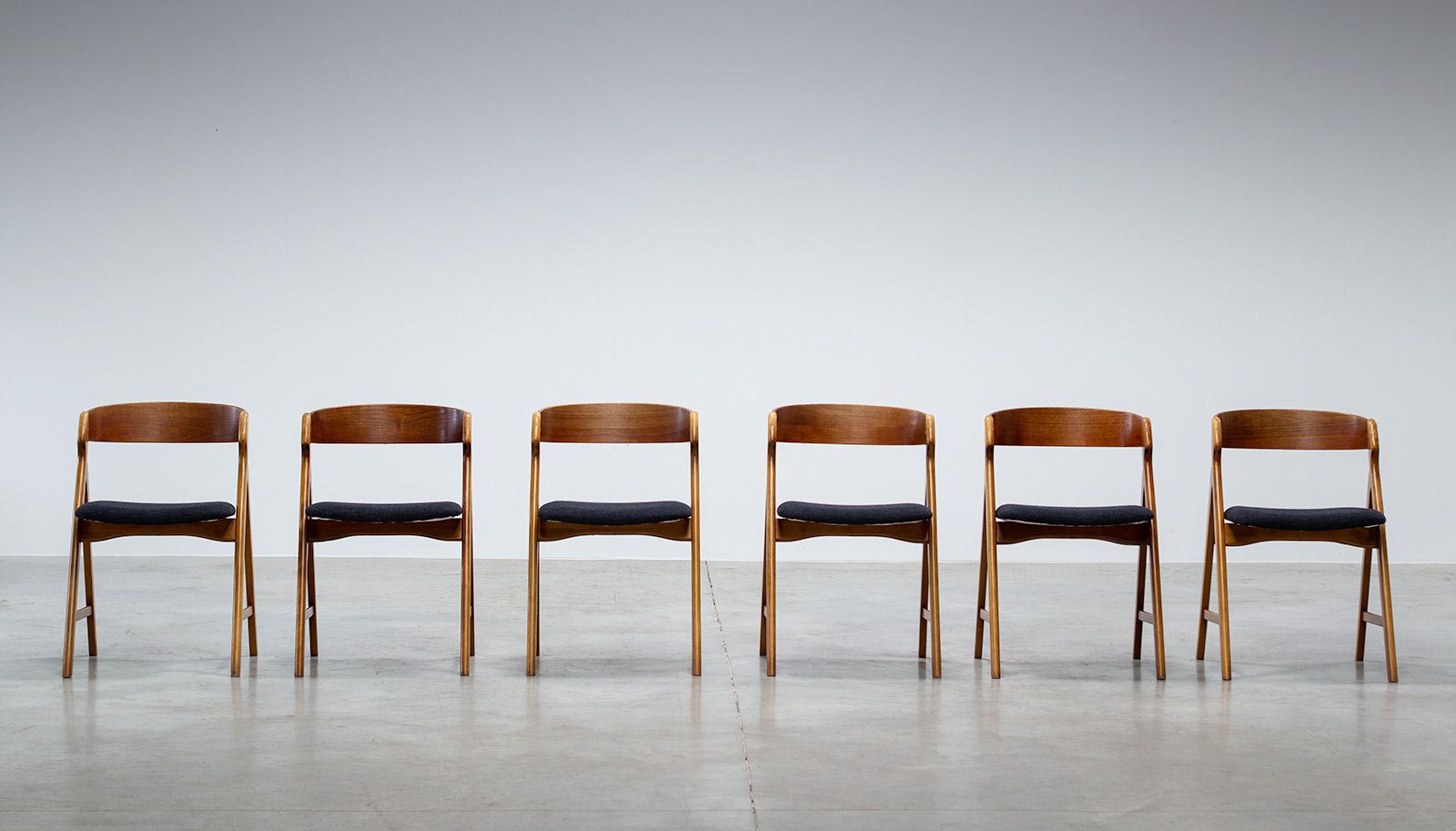 Henning Kjaernulf Model 71 Set Of 6 Dining Chairs In Teak photo 3800.0