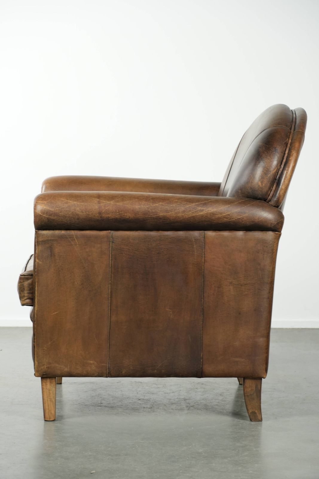 Tijdloze Fauteuil Van Schapenleer Met Karaktervolle Patina photo 920.0