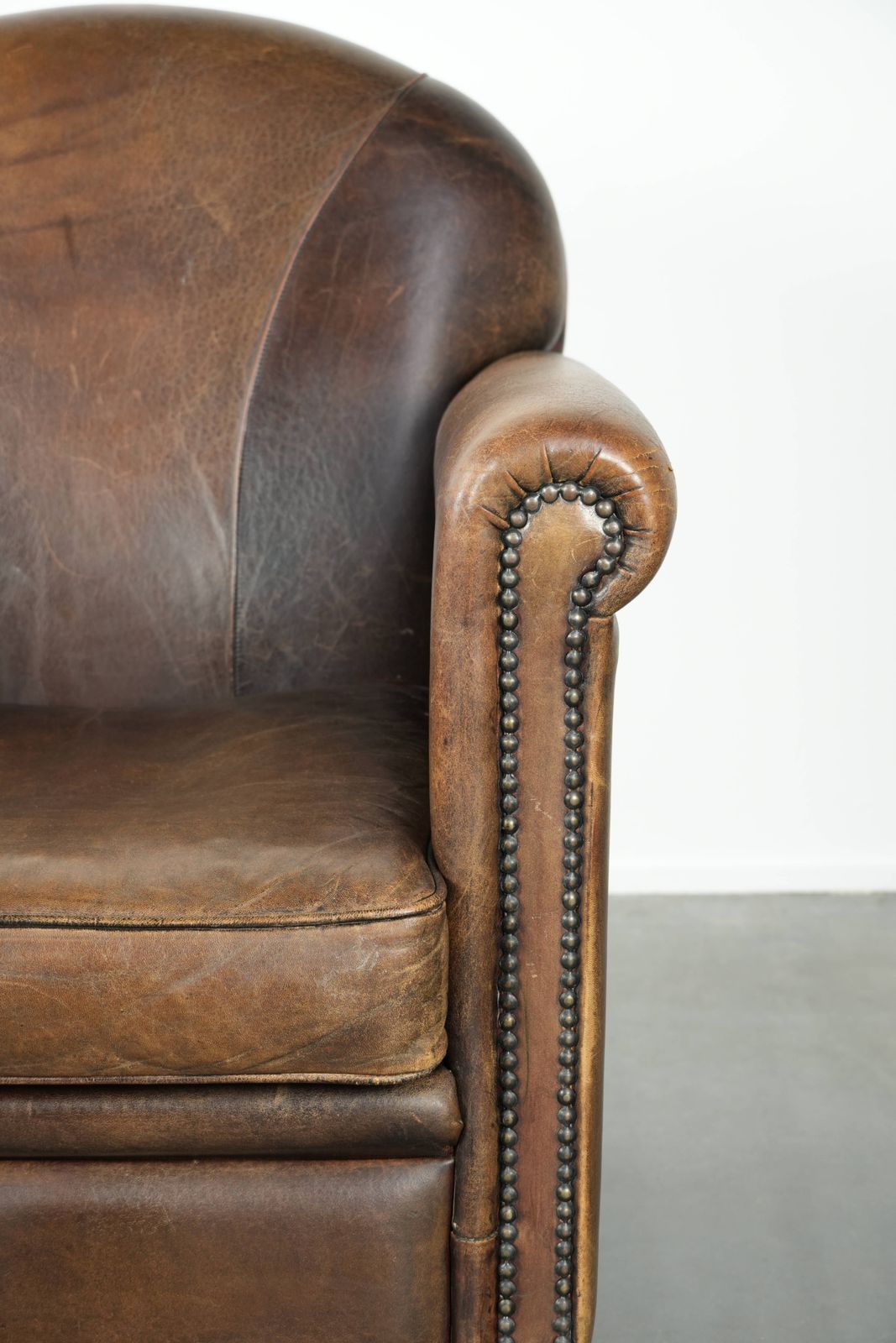 photo furniture Tijdloze Fauteuil Van Schapenleer Met Karaktervolle Patina