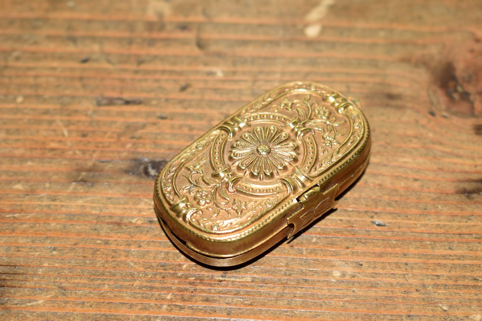 Victorian Avery's Quadruple Accordion Needle Case   Rare Four Part Etui With Original Set Of Sized Needles 1872 photo for sale