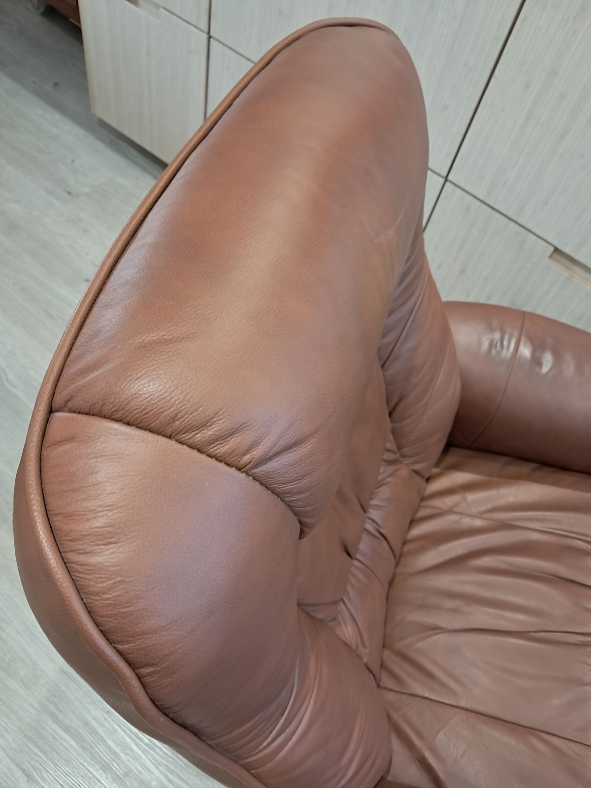 photo furniture Scandinavian Swivel/Recliner Leather Armchair