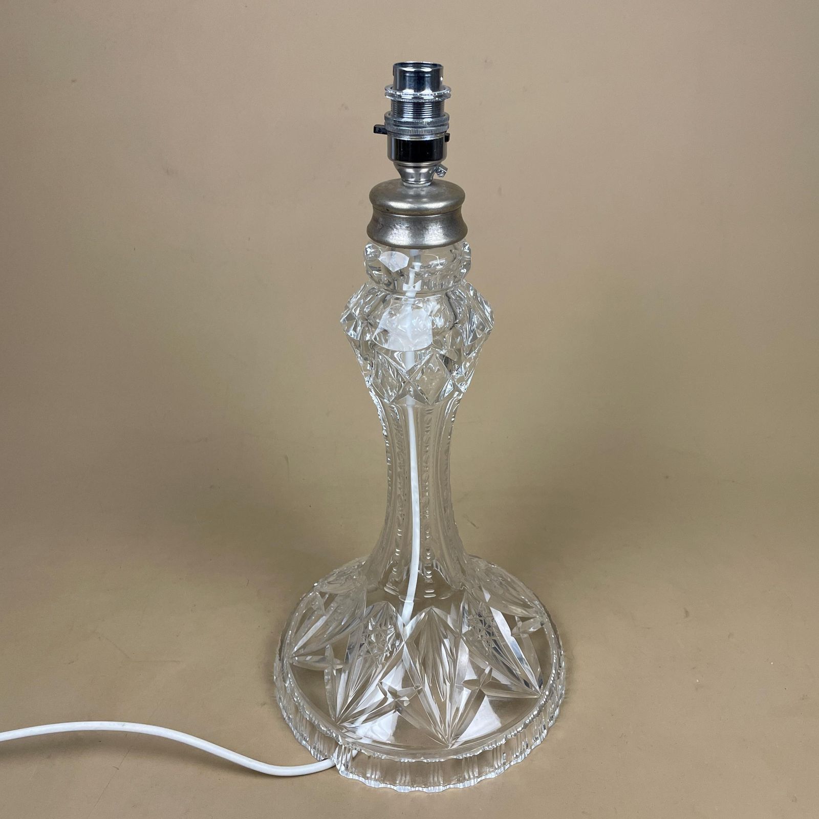 Clear Cut Glass Lamp Light Bedside Table Silver Metal Fitting Art Deco Round Base Vintage Elegant Regency Classic Antique Crystal photo vinterior
