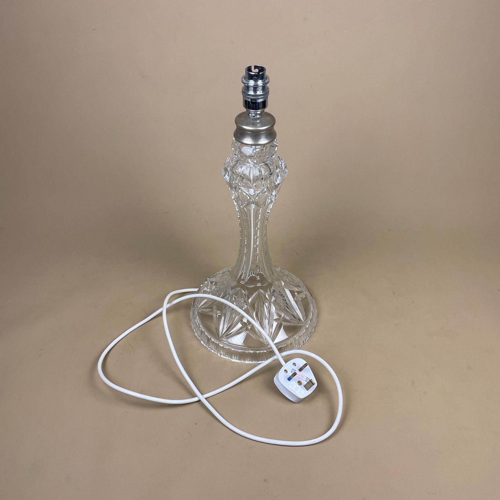 photo furniture Clear Cut Glass Lamp Light Bedside Table Silver Metal Fitting Art Deco Round Base Vintage Elegant Regency Classic Antique Crystal