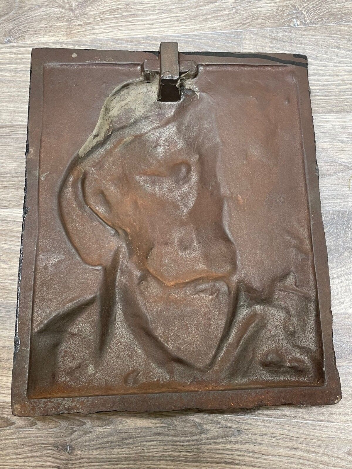 photo for sale Antiek Engels gietijzeren wandrelief, visserman of zeekaptein met pijp
