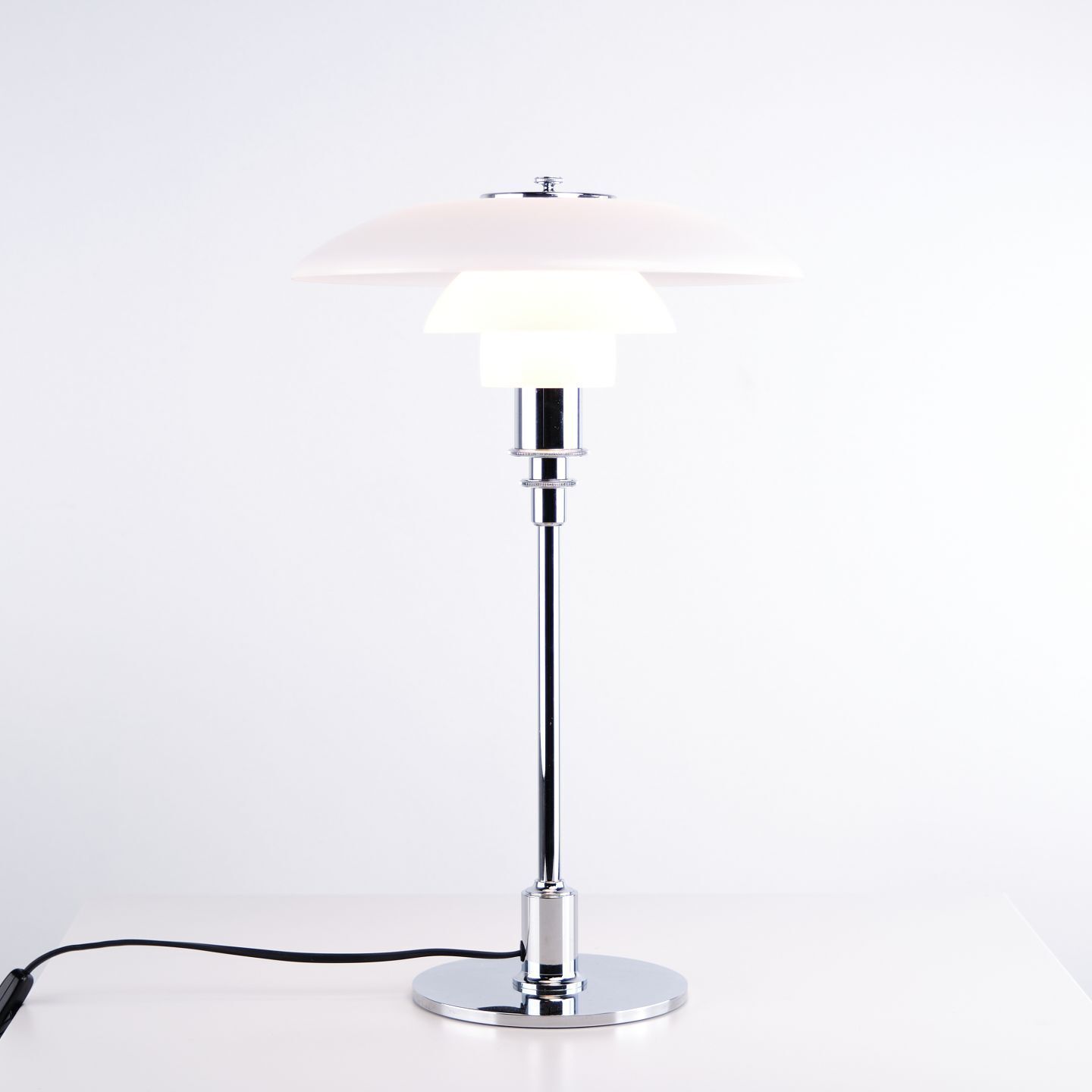 Poul Henningsen Table Lamp Model Ph 3/2, Louis Poulsen