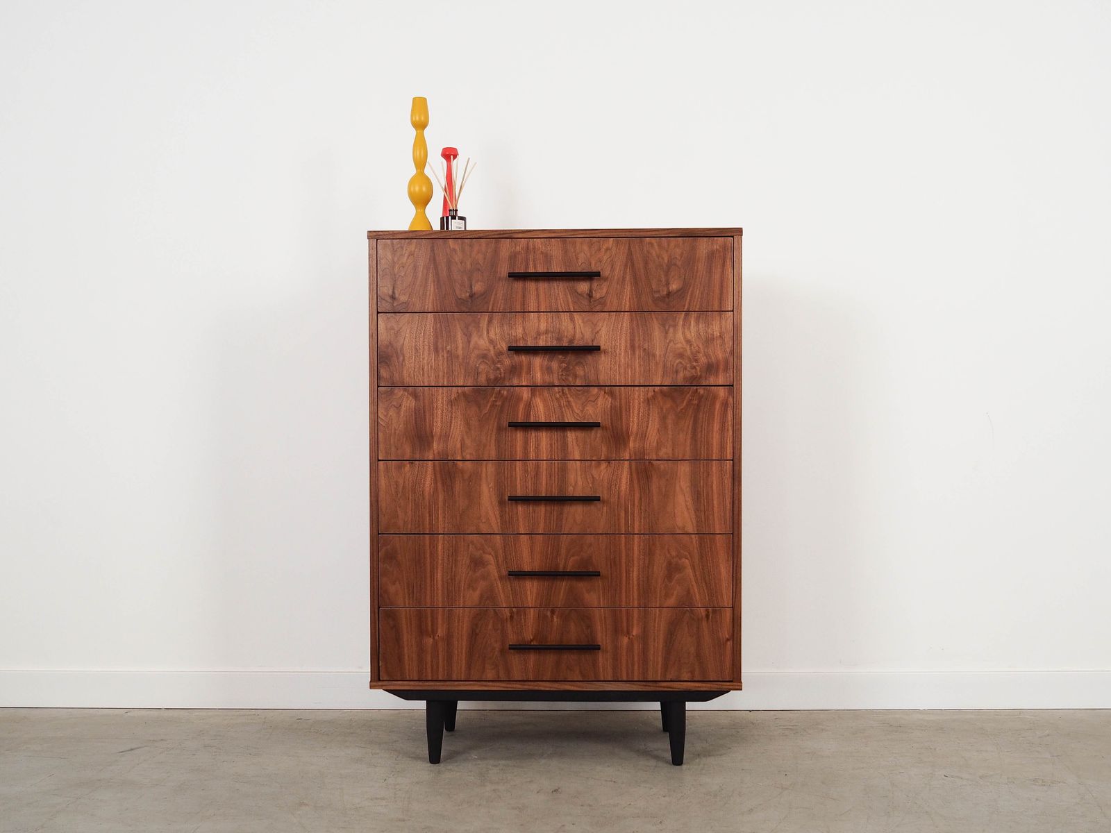 Ladekast Met Walnootfineer, Scandinavisch Design photo furniture