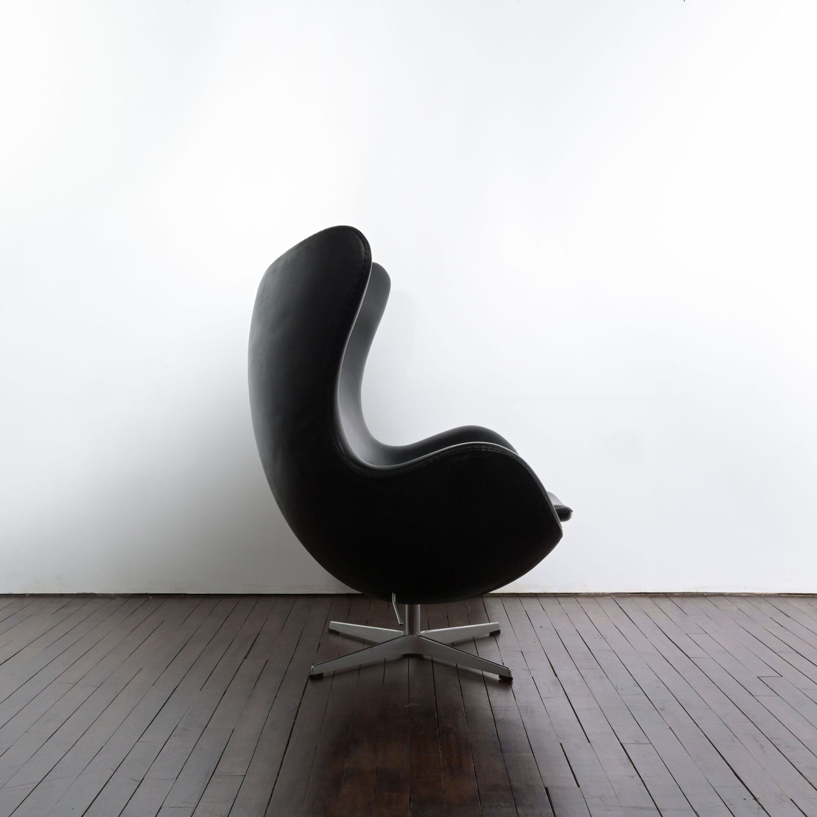 Egg Chair With 4 Star Based Polished Aluminium Base And Adjustable Tilt Mechanism Deigned By Arne Jacobsen photo Furniture