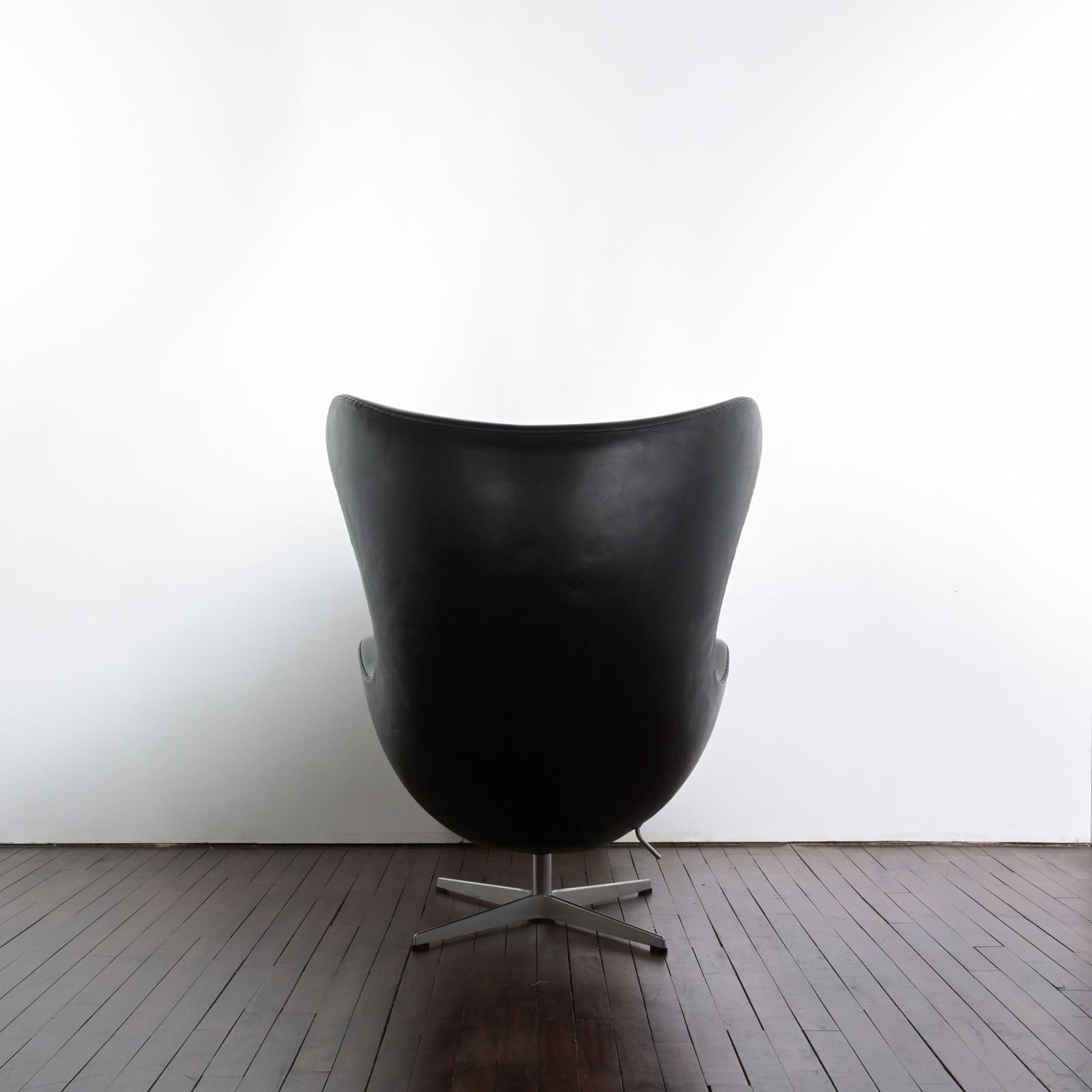 Egg Chair With 4 Star Based Polished Aluminium Base And Adjustable Tilt Mechanism Deigned By Arne Jacobsen photo 6395.0