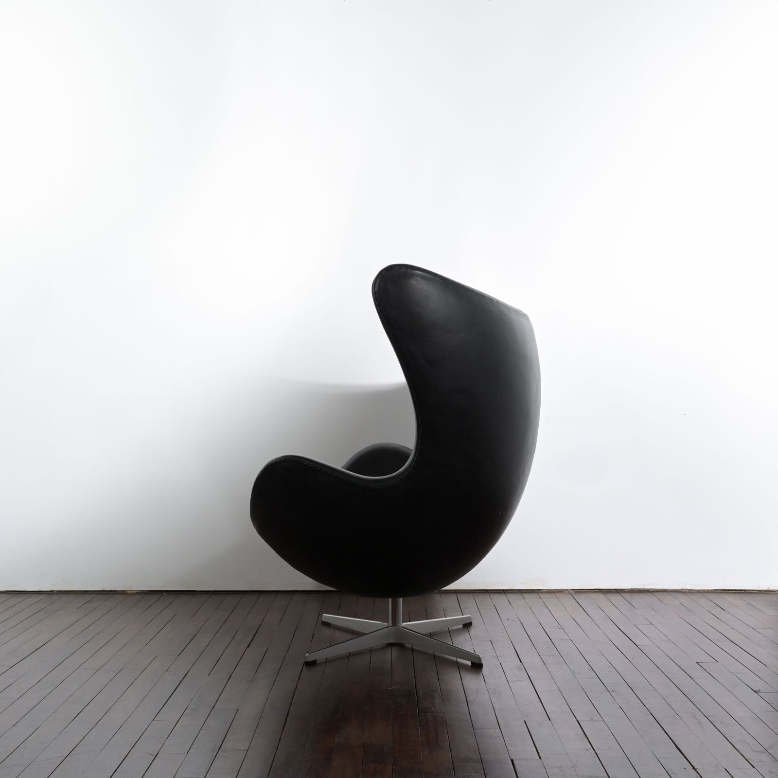 Egg Chair With 4 Star Based Polished Aluminium Base And Adjustable Tilt Mechanism Deigned By Arne Jacobsen photo vinterior