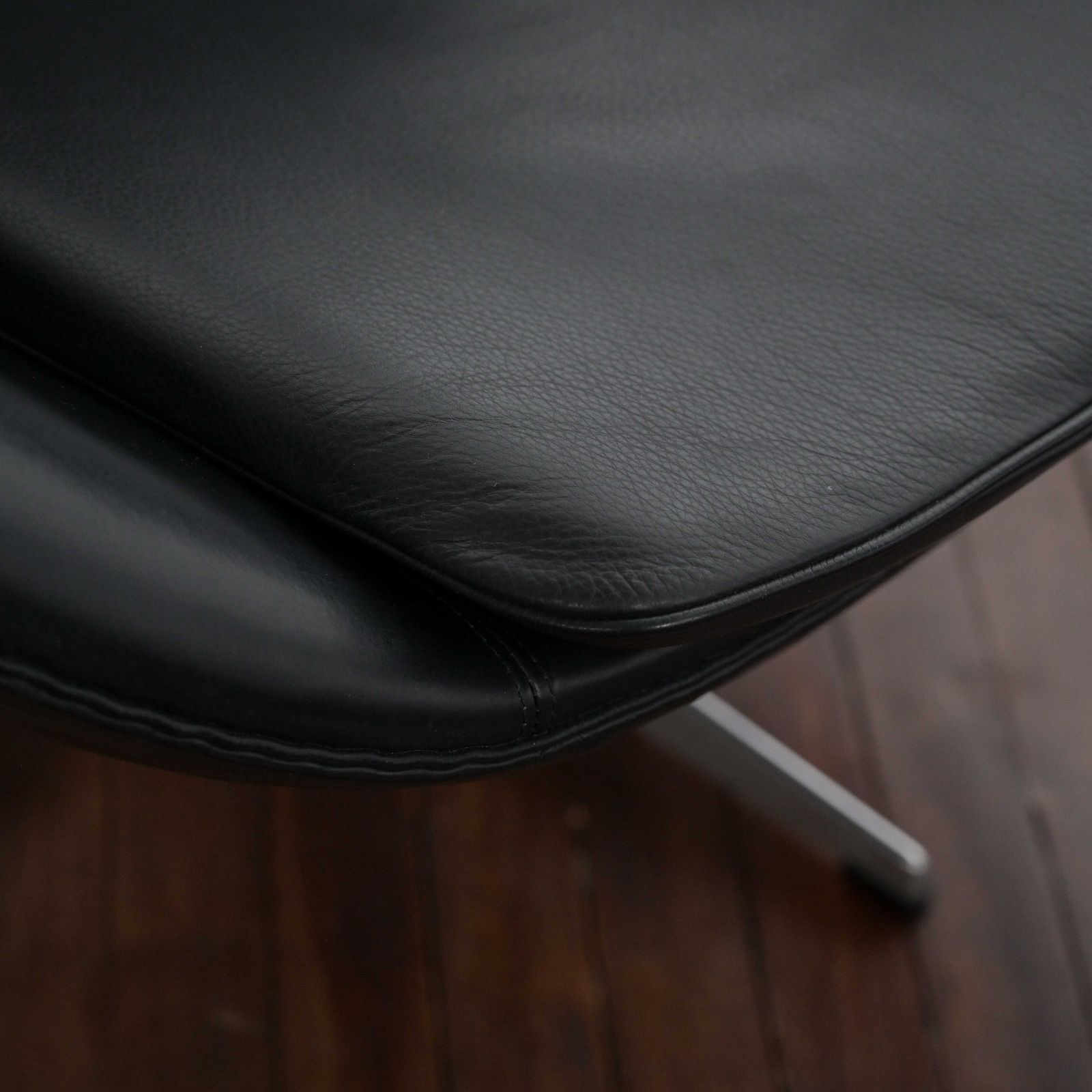 photo furniture Egg Chair With 4 Star Based Polished Aluminium Base And Adjustable Tilt Mechanism Deigned By Arne Jacobsen