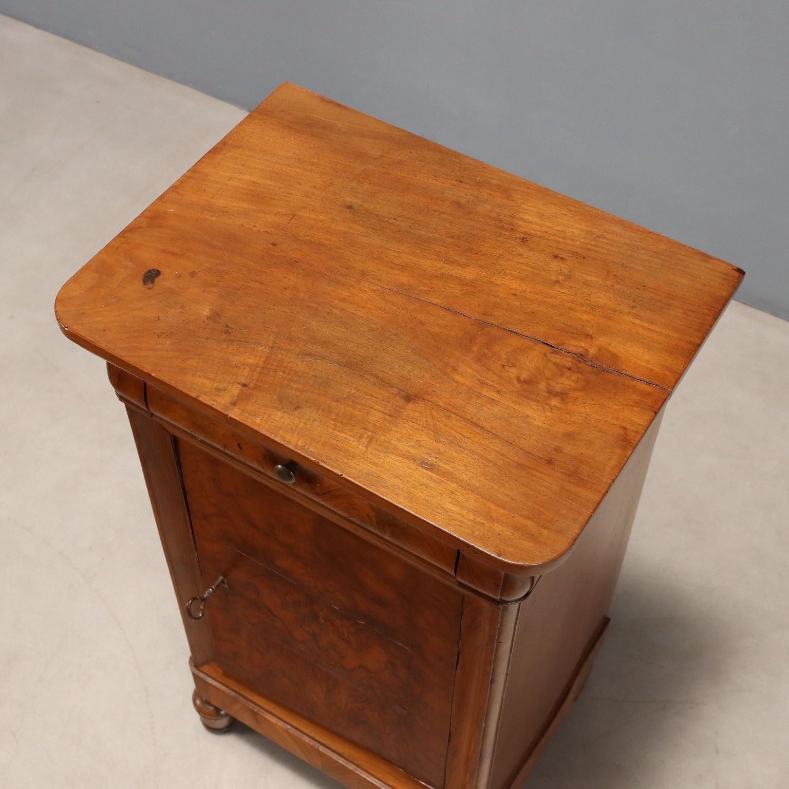 photo furniture Antique Bedside Table Walnut Walnut Burl Italy XIX Century