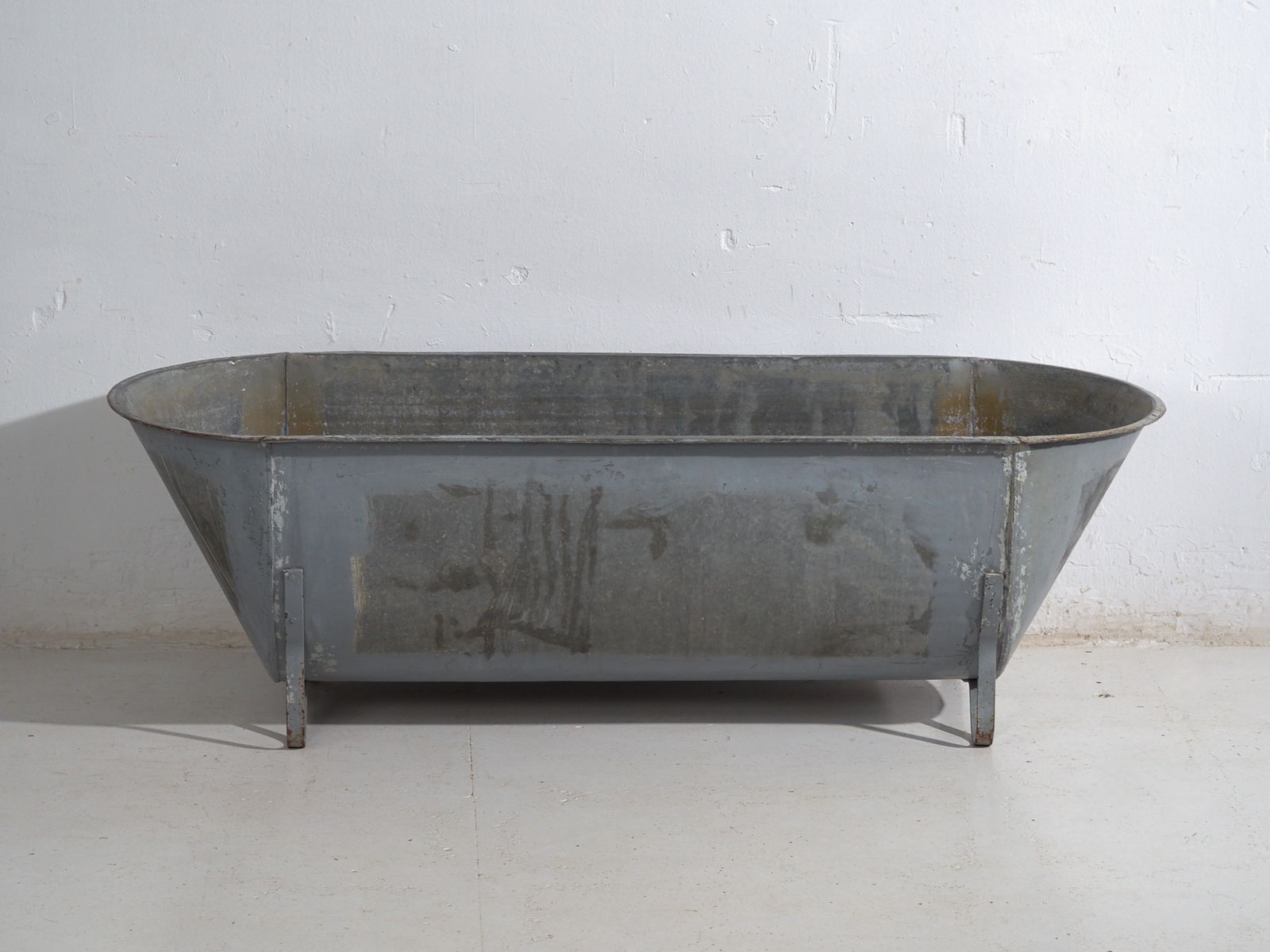 Antique Zinc Industrial Bathtub – Central Europe (Circa 1900) #4 photo 585.0