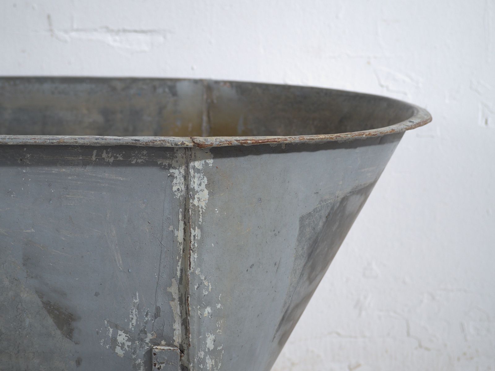 Antique Zinc Industrial Bathtub – Central Europe (Circa 1900) #4 photo vinterior