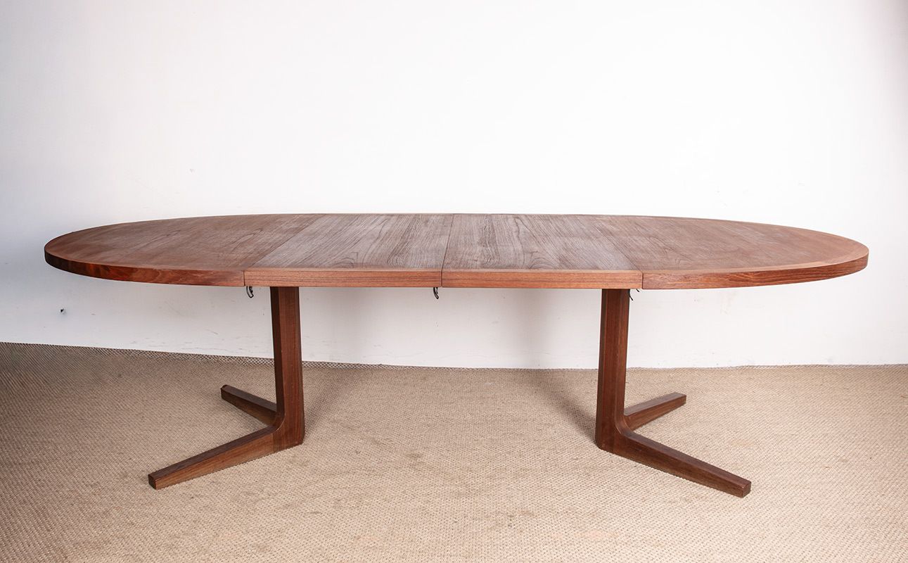 photo vintage Very Large Danish Teak Dining Table, 260 Cm, Oval And Extendable, With Central Base, Model Hm 55, By John Mortensen For Dyrlund 1960.