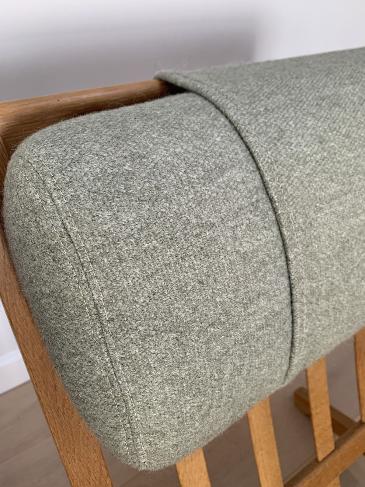 photo vintage 1960s 3 Seater Danish Sofa Model Ge375 In Oak And Fabric By Hans Wegner For Getama