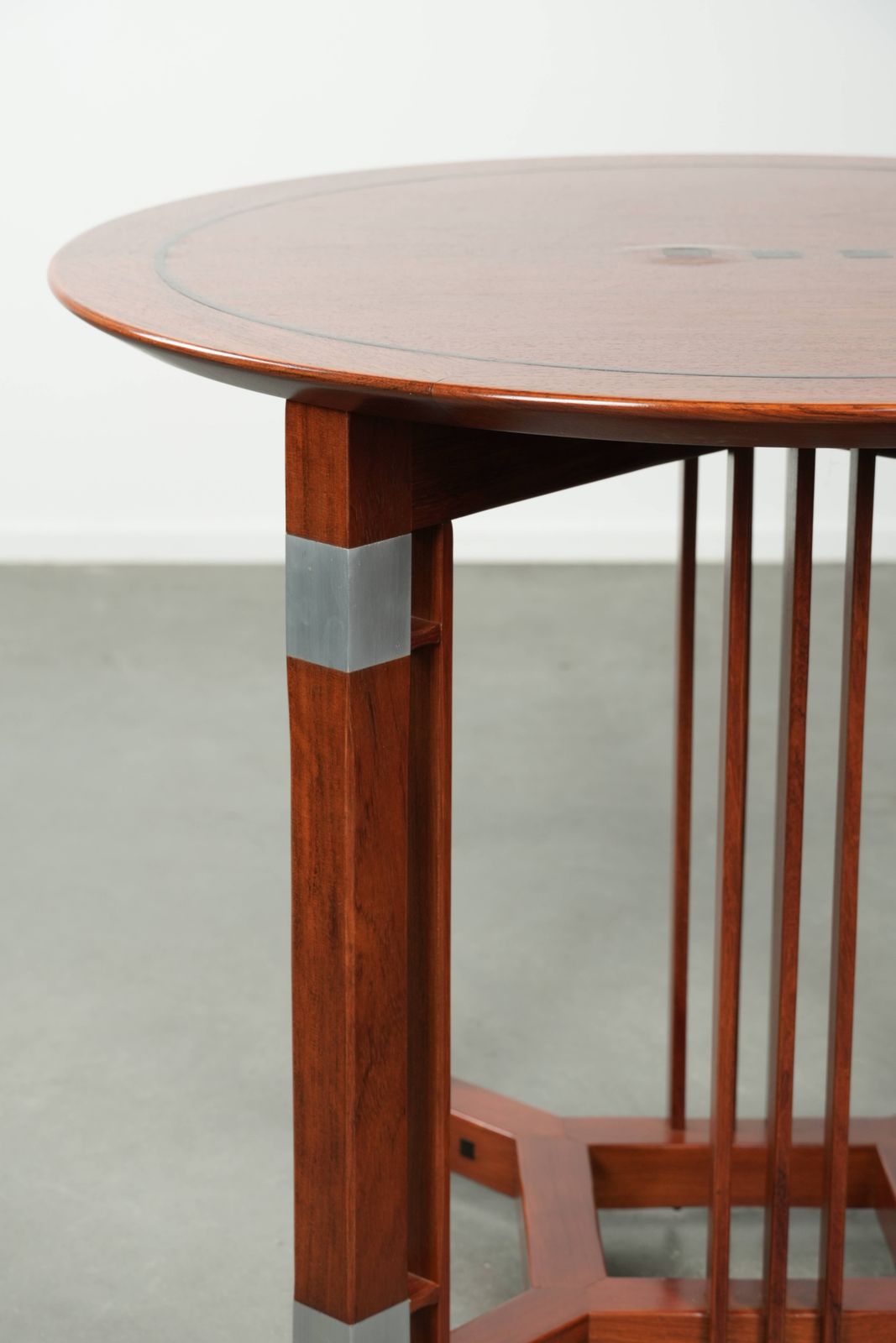 photo furniture Beautiful Round Art Deco Style Schuitema Side/Coffee Table From The Decoforma Series