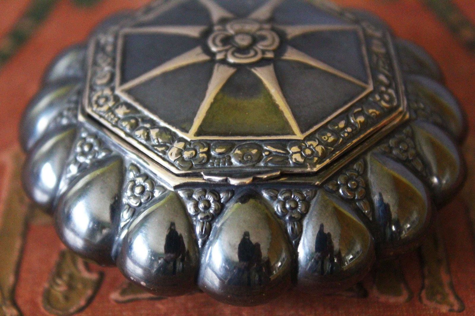 Antiek Art Nouveau Doosje Van Alpacca Zilver, Verguld Binnenwerk, Sieradendoosje, Tabaksdoosje, Snuifdoosje, Repoussé Decoratie, Scharnierend Deksel, Bloemendecoratie photo furniture