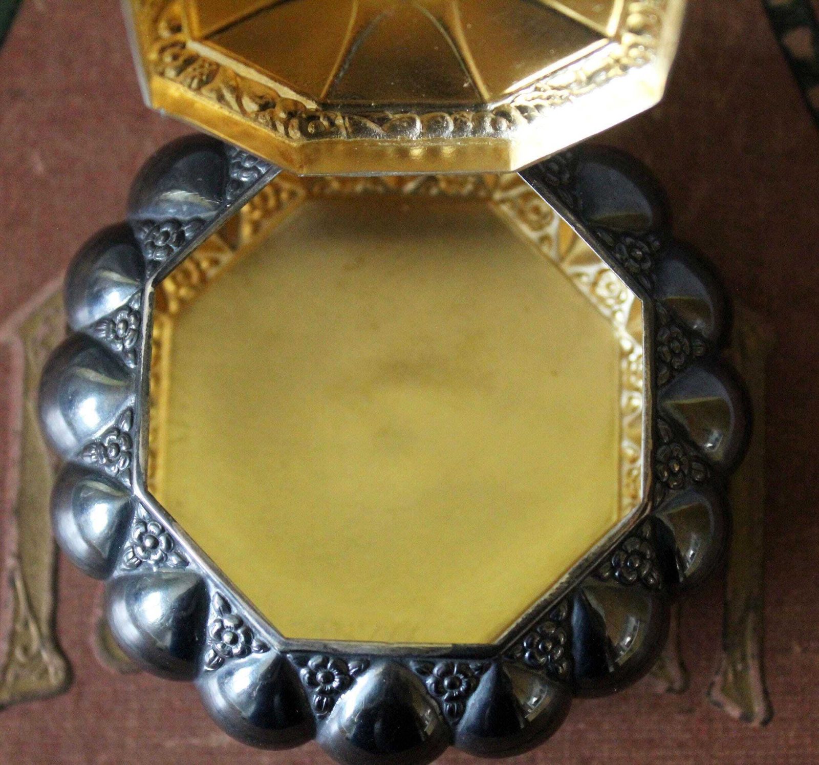 Antiek Art Nouveau Doosje Van Alpacca Zilver, Verguld Binnenwerk, Sieradendoosje, Tabaksdoosje, Snuifdoosje, Repoussé Decoratie, Scharnierend Deksel, Bloemendecoratie photo vinterior