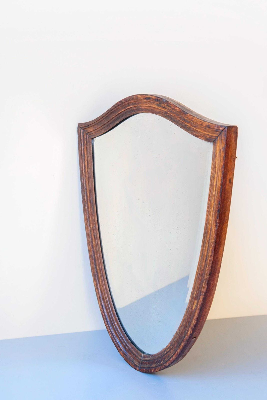 Woonaccessoires Antieke Schildvormige Spiegel | Massief Eikenhouten Lijst | Geslepen Glas | Rustieke Engelse Wanddecoratie photo