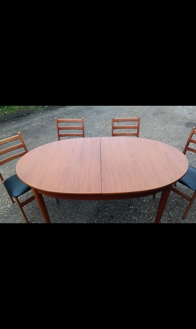 Vintage Teak Extending Dining Table With A Set Of 4 Chairs.