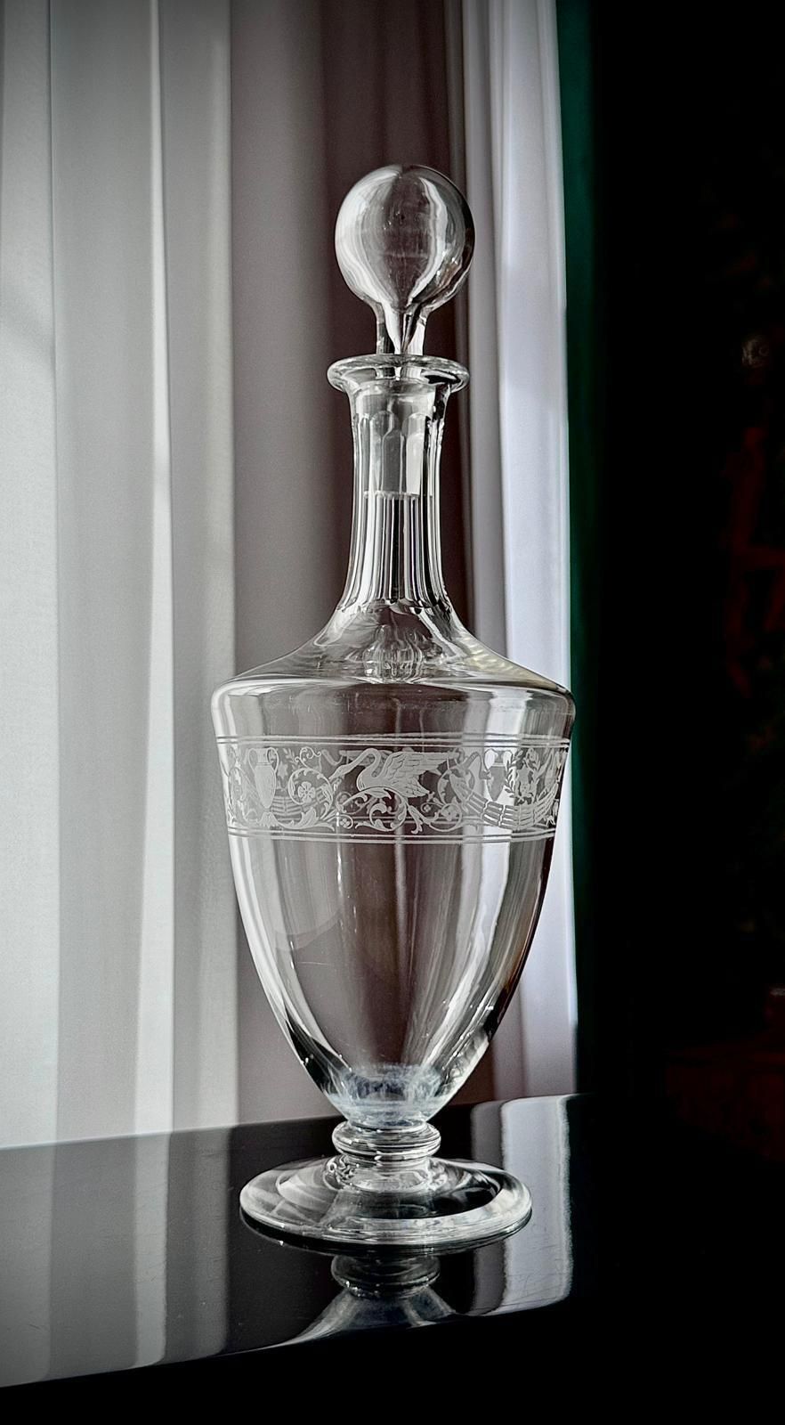 photo vintage French Baccarat Cognac Decanter With Swan Engraving, 1920s
