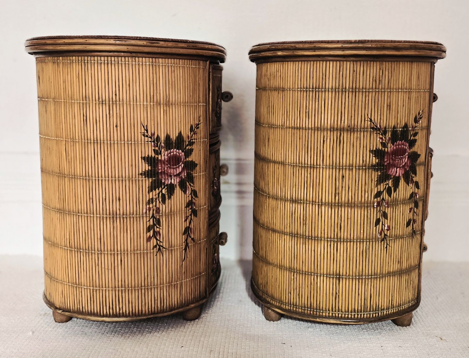 photo vintage A Pair Of French Or Italian Painted Rattan Bedside Tables, Bedroom Set.
