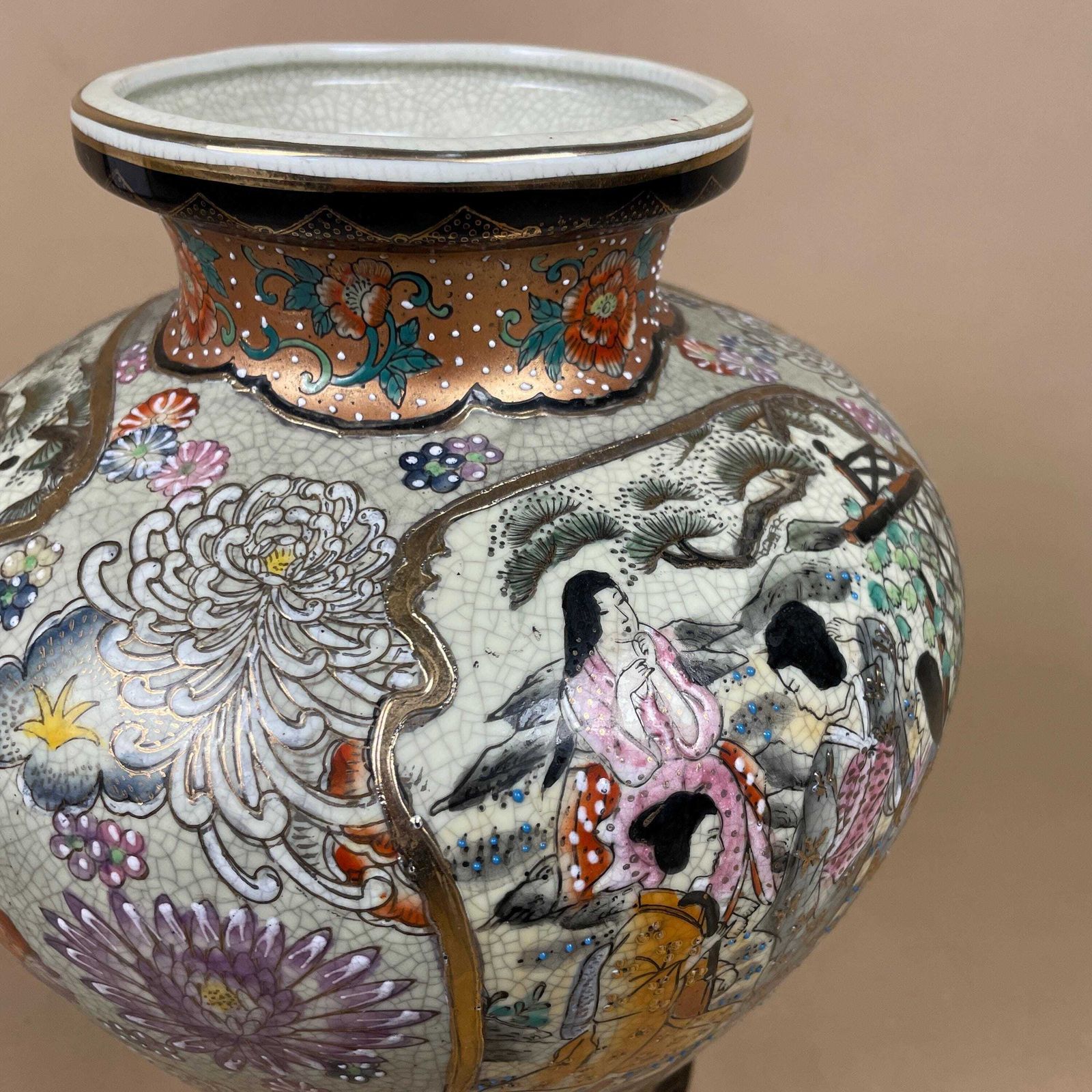 Oriental Antique Decorative Vase Ceramic Pot Japanese Vintage Display Hand Painted Asian Old Aged Figures Floral Pattern Decorative photo vinterior