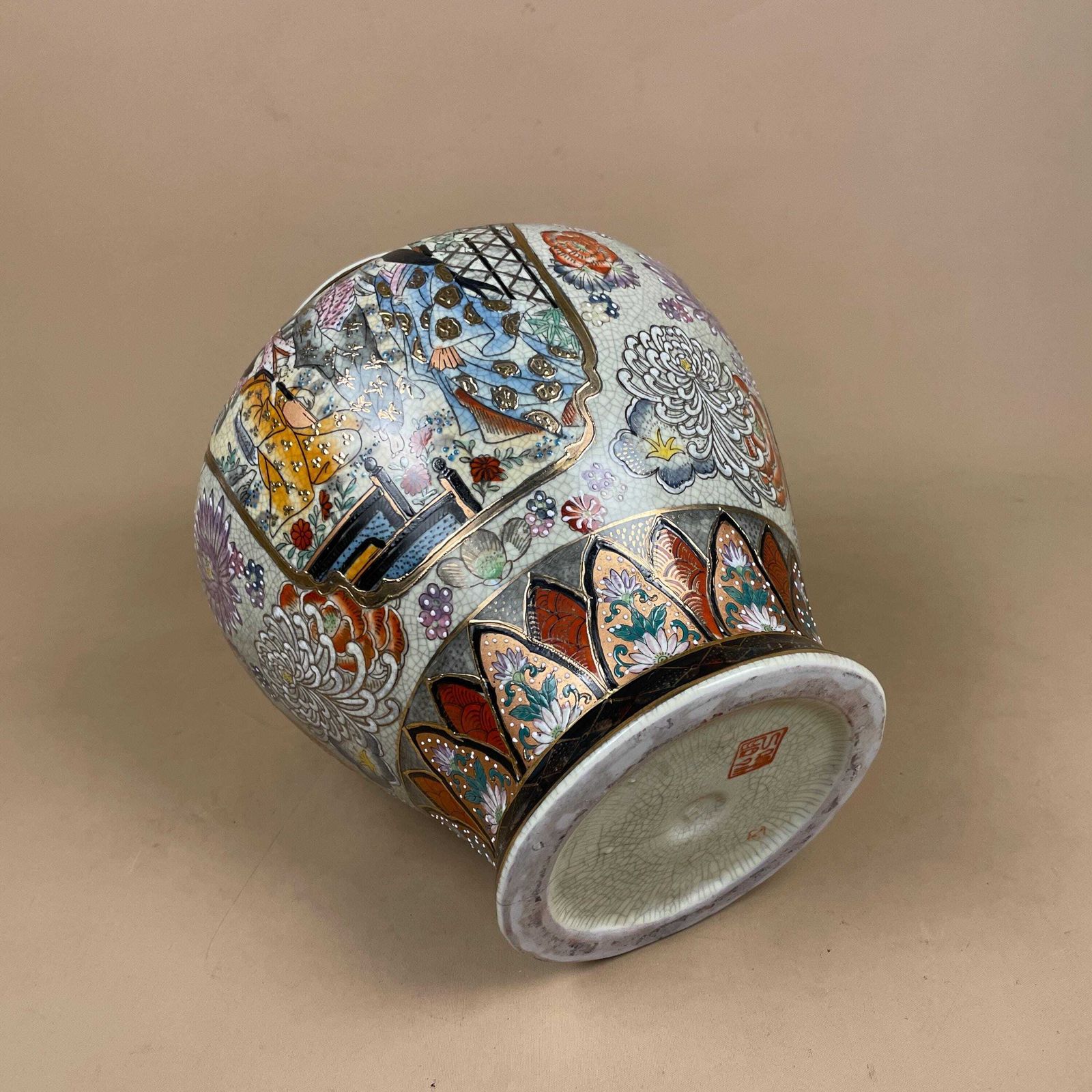 photo vinterior Oriental Antique Decorative Vase Ceramic Pot Japanese Vintage Display Hand Painted Asian Old Aged Figures Floral Pattern Decorative