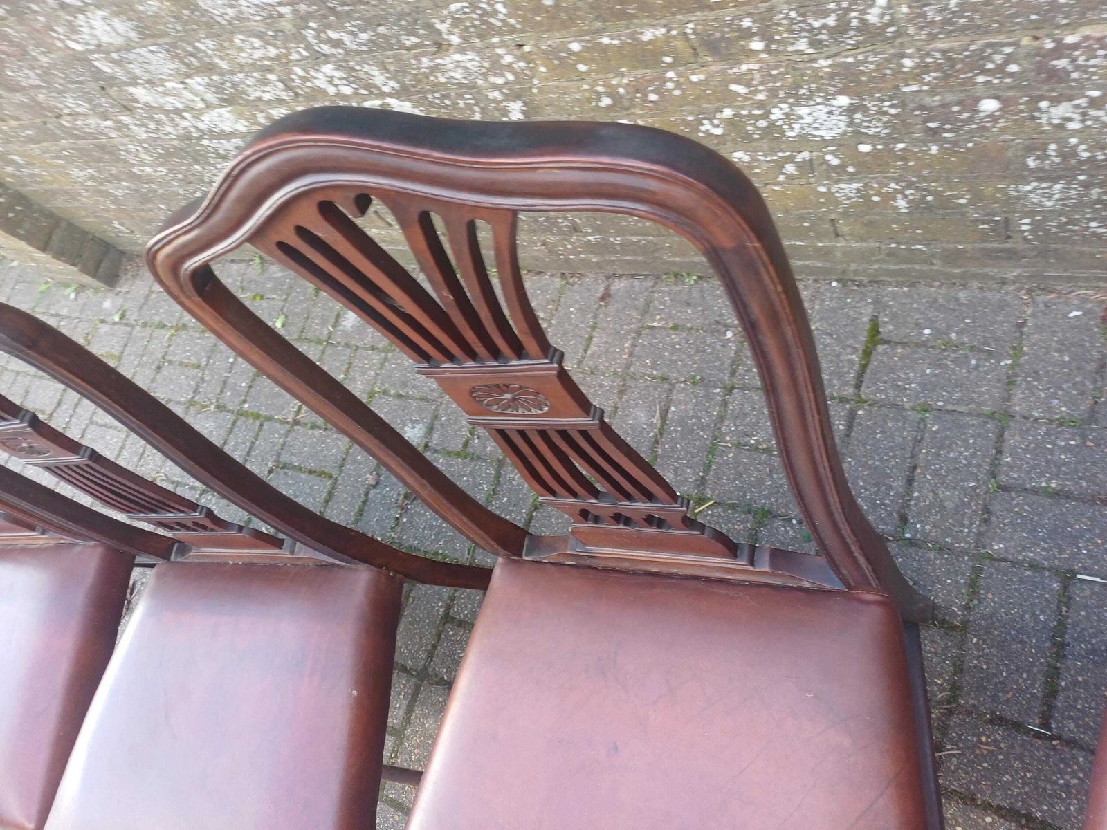photo vintage Set Of Four Vintage 1920s Mahogany Dining Chairs With Carved Backs And Brown Vinyl Seats