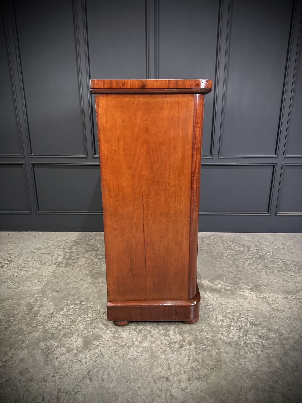 1495.0 Large Victorian Flame Mahogany Chest Of Drawers photo