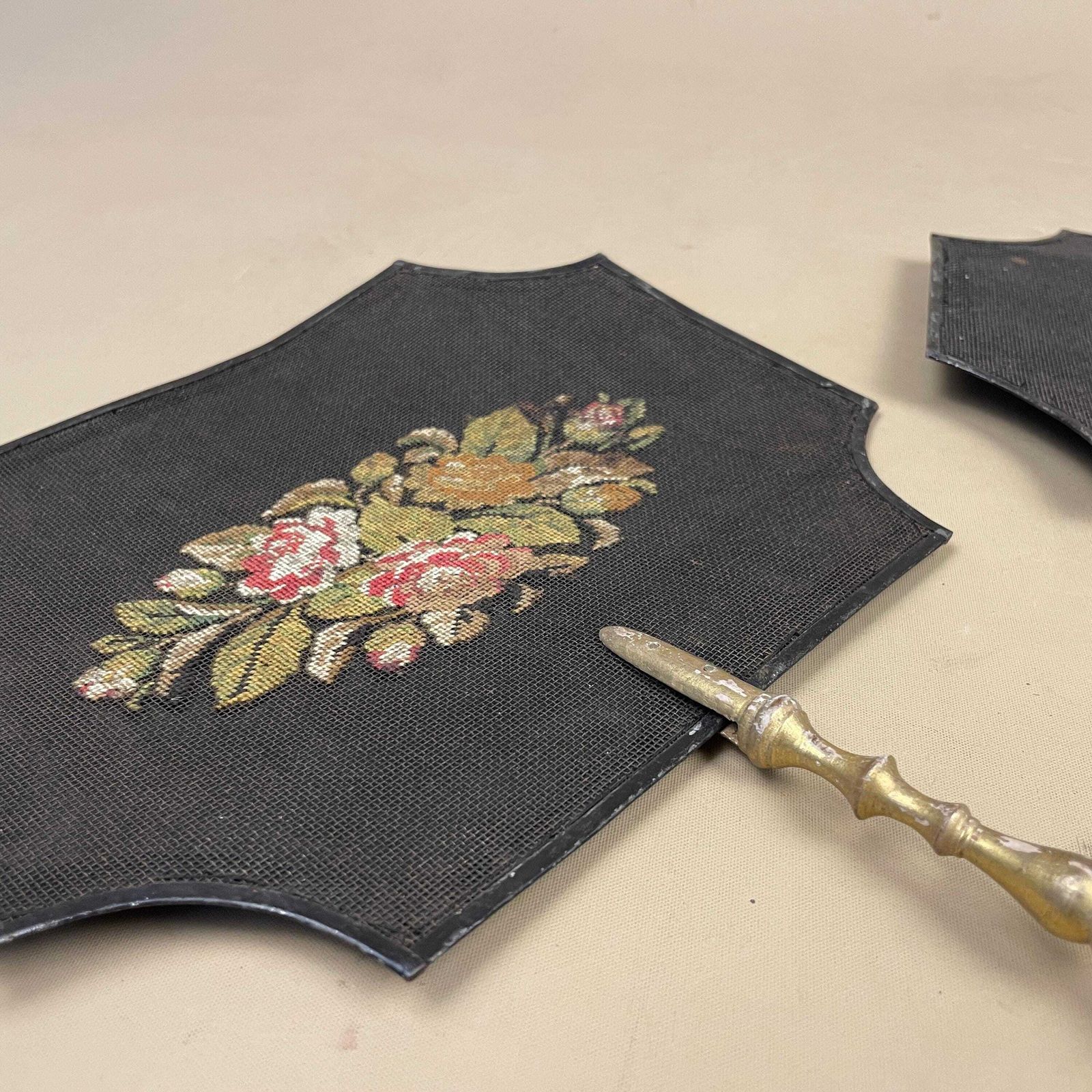 photo furniture Pair Antique Face Screens Handheld Embroidered Floral Heat Protector Black Gold Handle Ladies Accessory