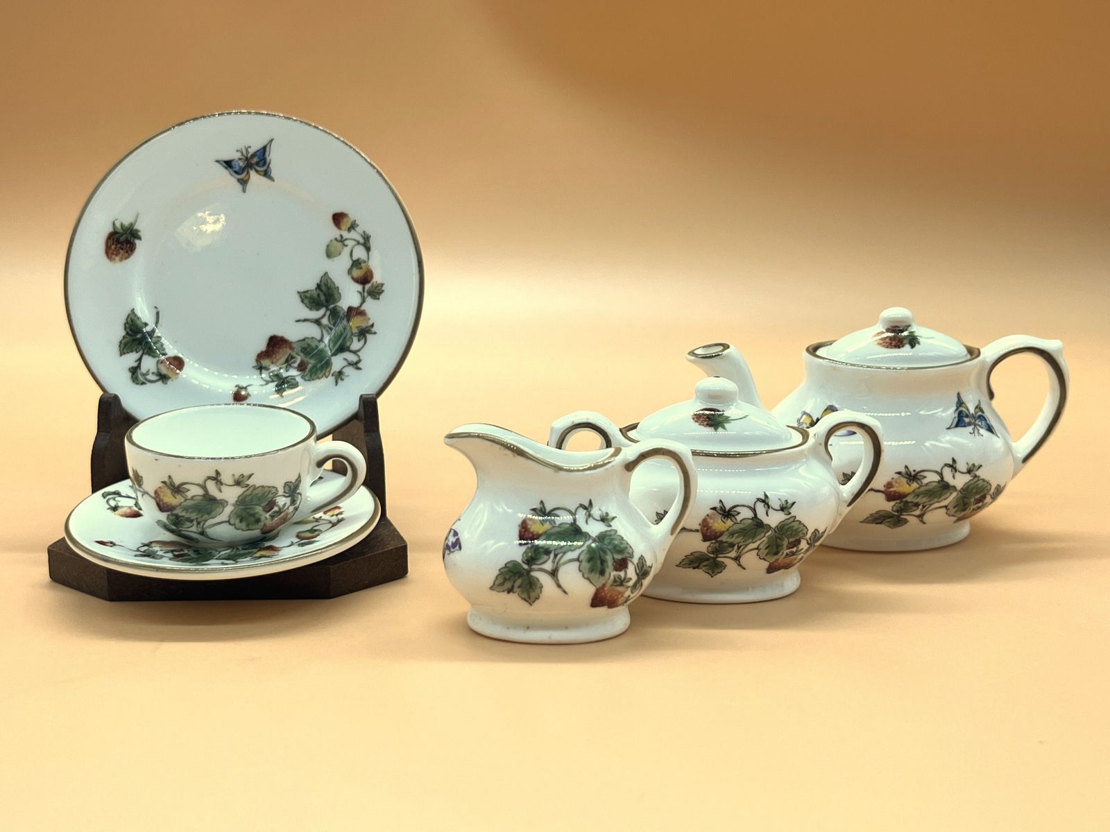 Coalport China Strawberry Miniature 8 Piece Display Tea Set. Teapot, Creamer, Sugar & 1 Trio.