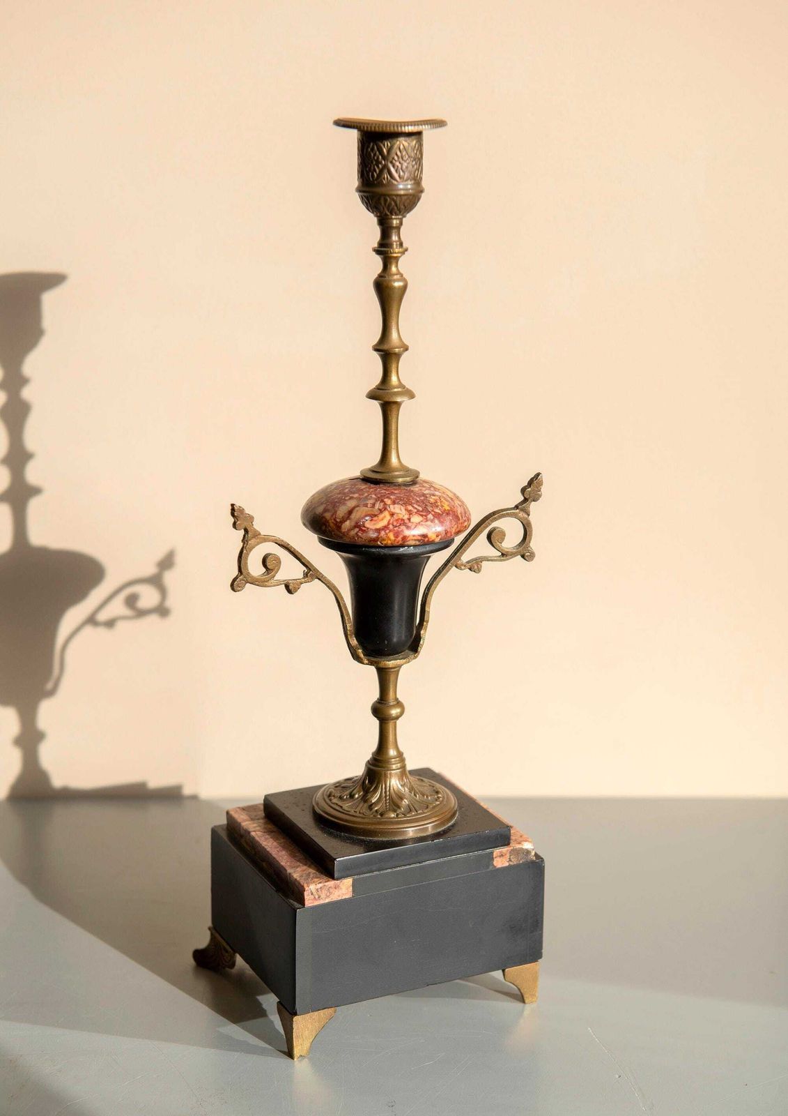 Antieke Franse Marmeren En Messing Kandelaars   Napoleon III   Schoorsteendecoratie   Set Van Twee photo Woonaccessoires