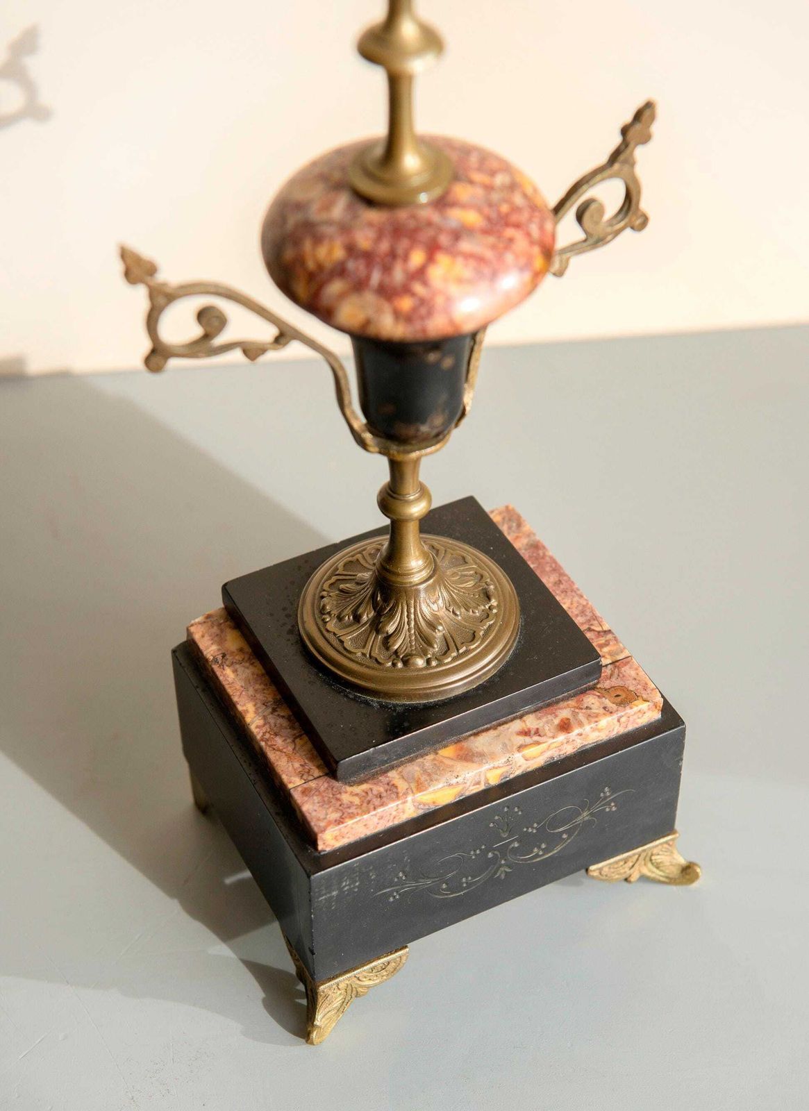 Antieke Franse Marmeren En Messing Kandelaars   Napoleon III   Schoorsteendecoratie   Set Van Twee photo vintage