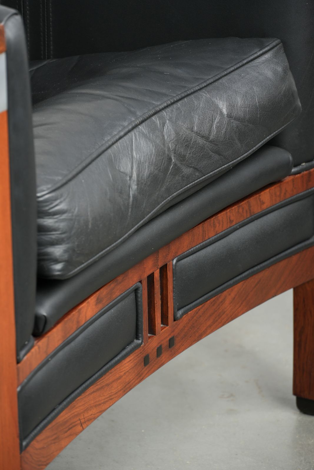 1453.0 Black Leather Art Deco Schuitema Design Armchair, In Good Condition, From The Decoforma Series photo